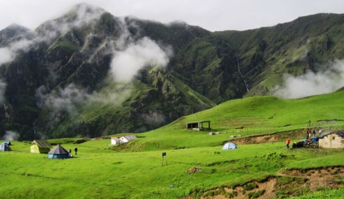 Dayara Bugyal Trek: Discover the Serenity of Uttarakhand Breathtaking Meadows